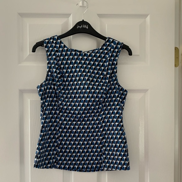 Sleeveless Blouse - Picture 2 of 4